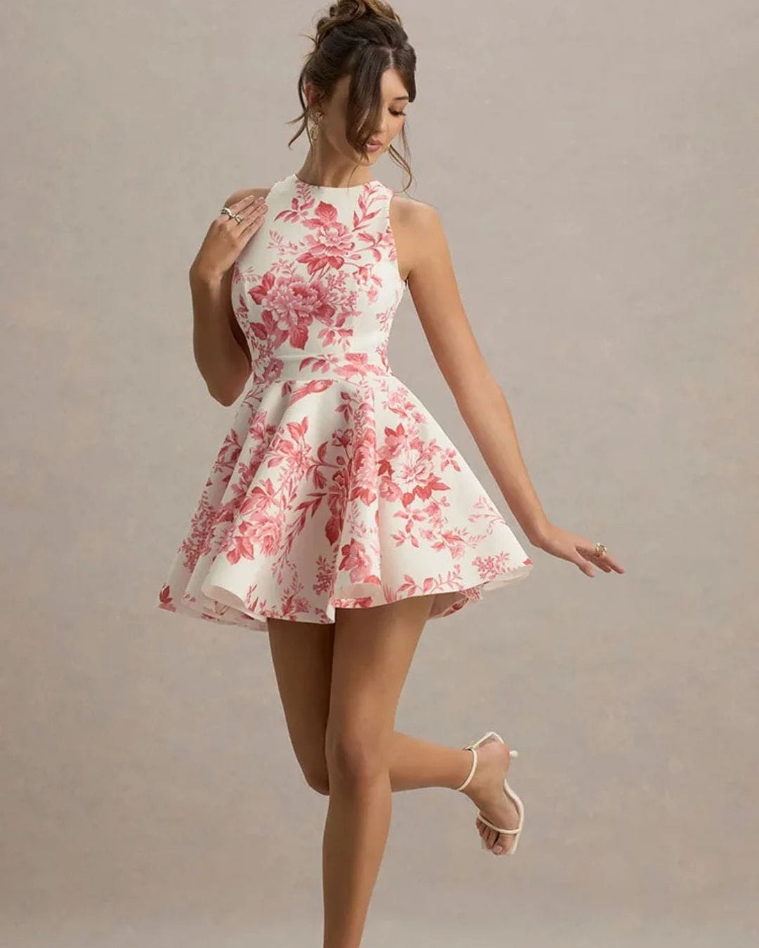 Elegantes Minikleid mit Rückenausschnitt und Schleife im Rückenbereich