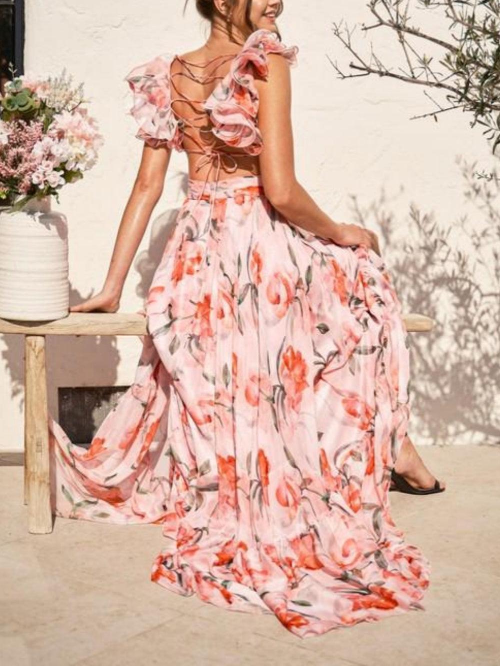 Langes Kleid mit Rückenausschnitt und zartem Blumenmuster im femininen Look