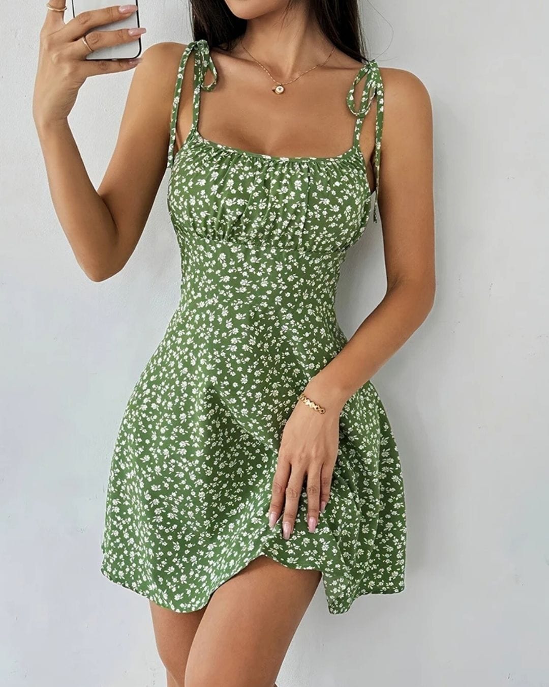 Verspieltes Minikleid mit Blumenmuster und schmalen Trägern