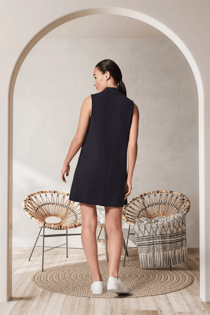 Ärmelloses Minikleid mit hohem Ausschnitt für einen schlichten Look