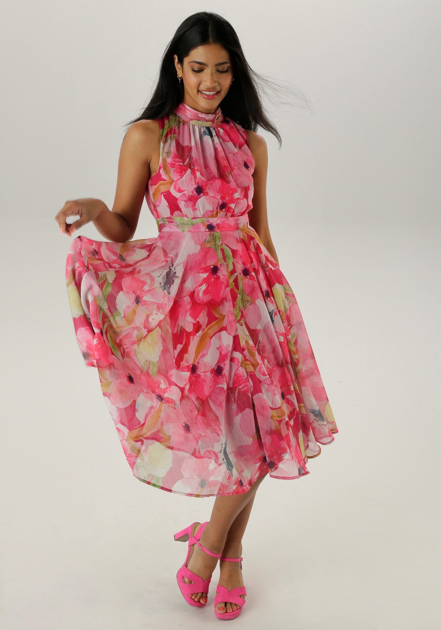 Midikleid mit zartem Blumenmuster und modernem Nackenträgerstil