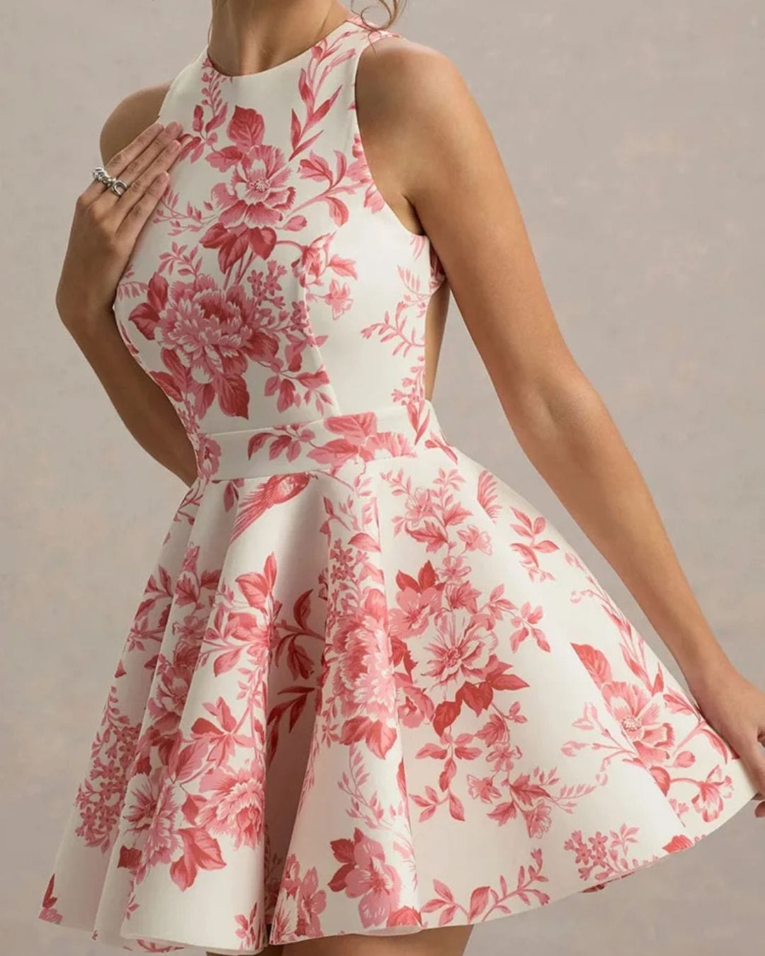 Elegantes Minikleid mit Rückenausschnitt und Schleife im Rückenbereich