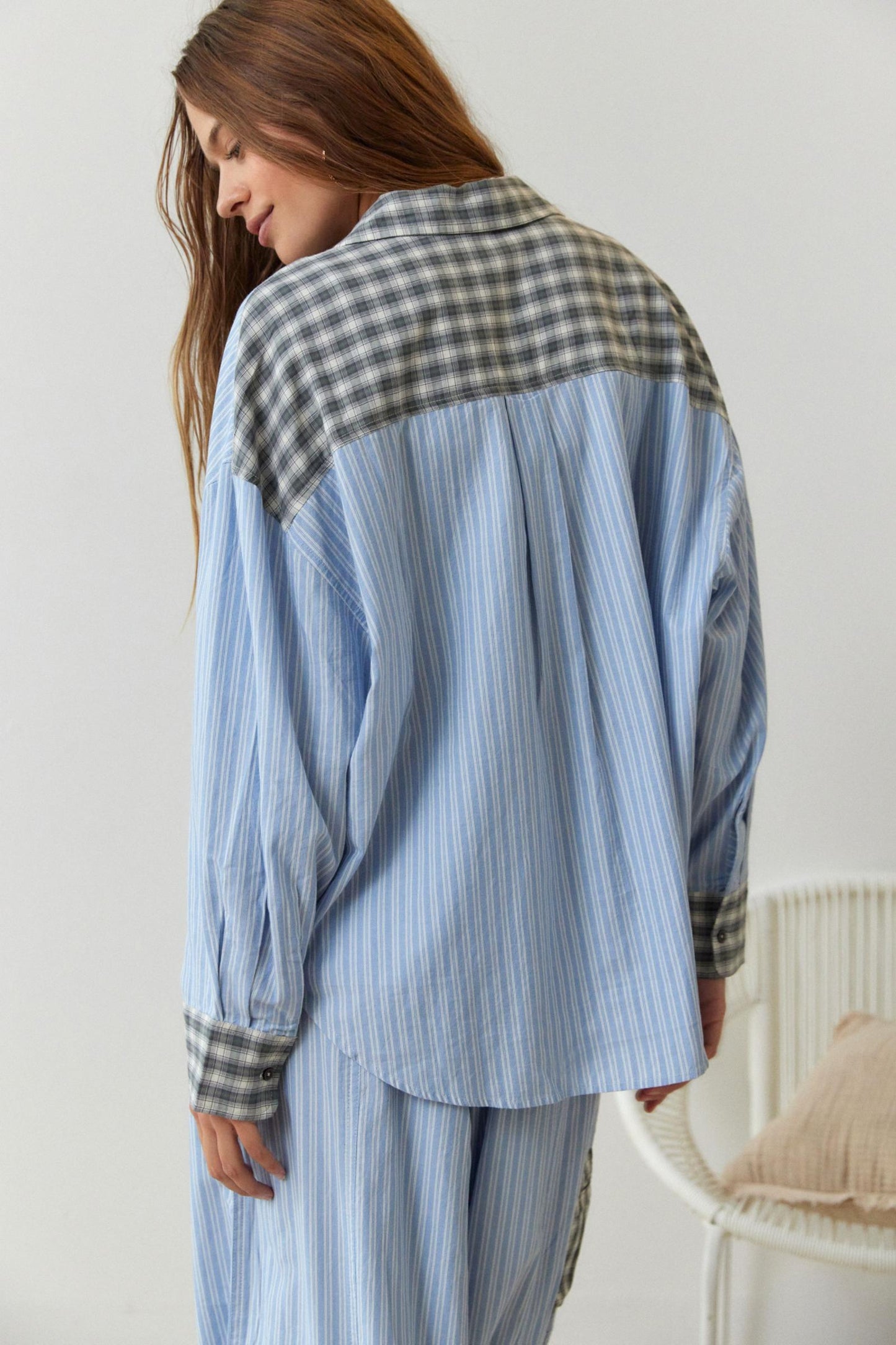 Locker sitzendes Damen-Pyjama-Set mit Hemd und weiter Hose