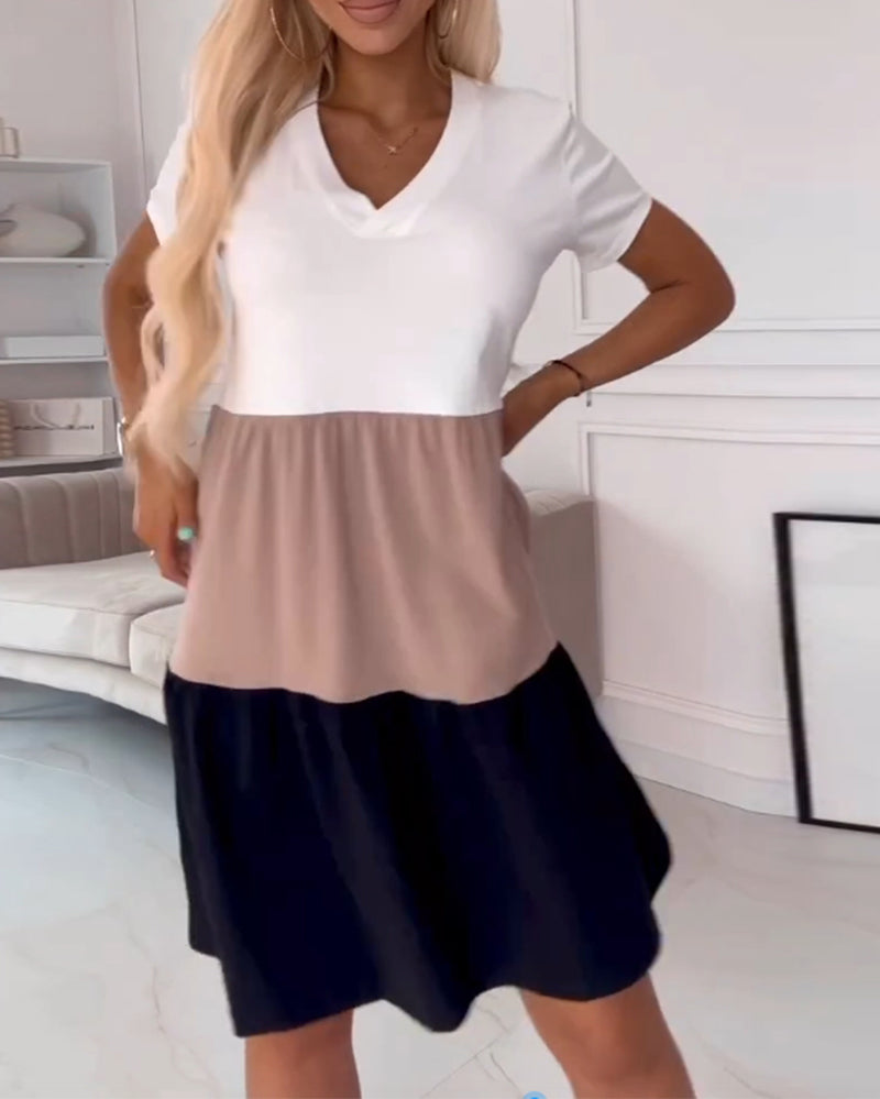 Lässiges Kleid mit kurzen Ärmeln und modernem Farbdesign