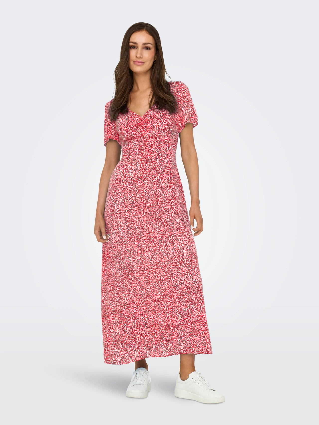 Sommerliches Maxikleid mit Blumenmuster und kurzen Ärmeln