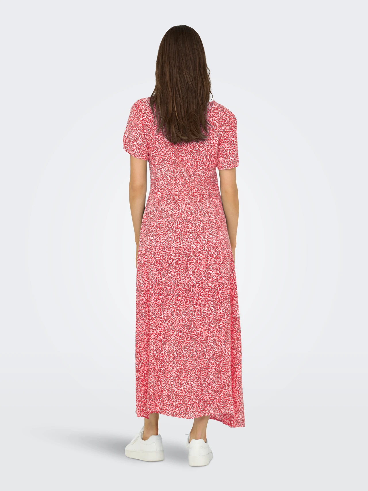 Sommerliches Maxikleid mit Blumenmuster und kurzen Ärmeln