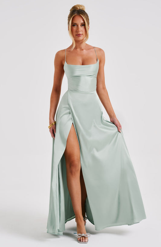 Maxikleid mit schmalen Trägern und hohem Schlitz für besondere Anlässe