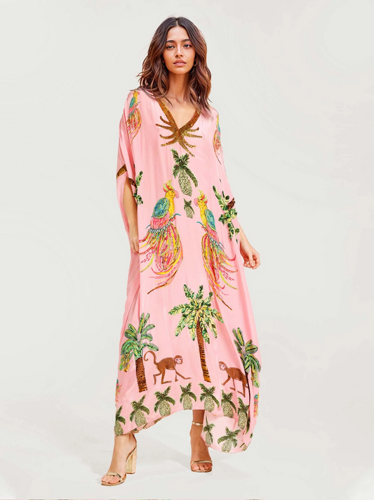 Langes Maxikleid mit Papageienmuster für einen ausdrucksstarken Look