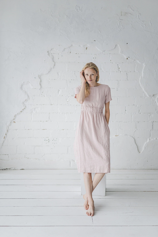 Leichtes Sommerkleid mit kurzen Ärmeln und schmalem Schnitt