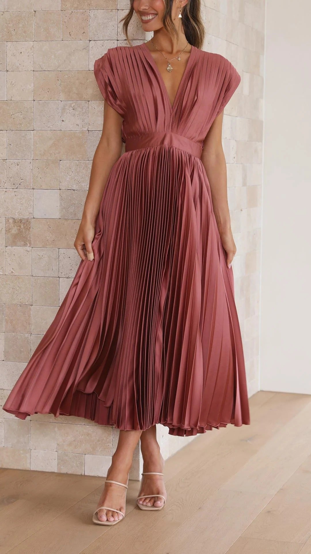 Faltiges Midikleid mit edlem Look für besondere Anlässe