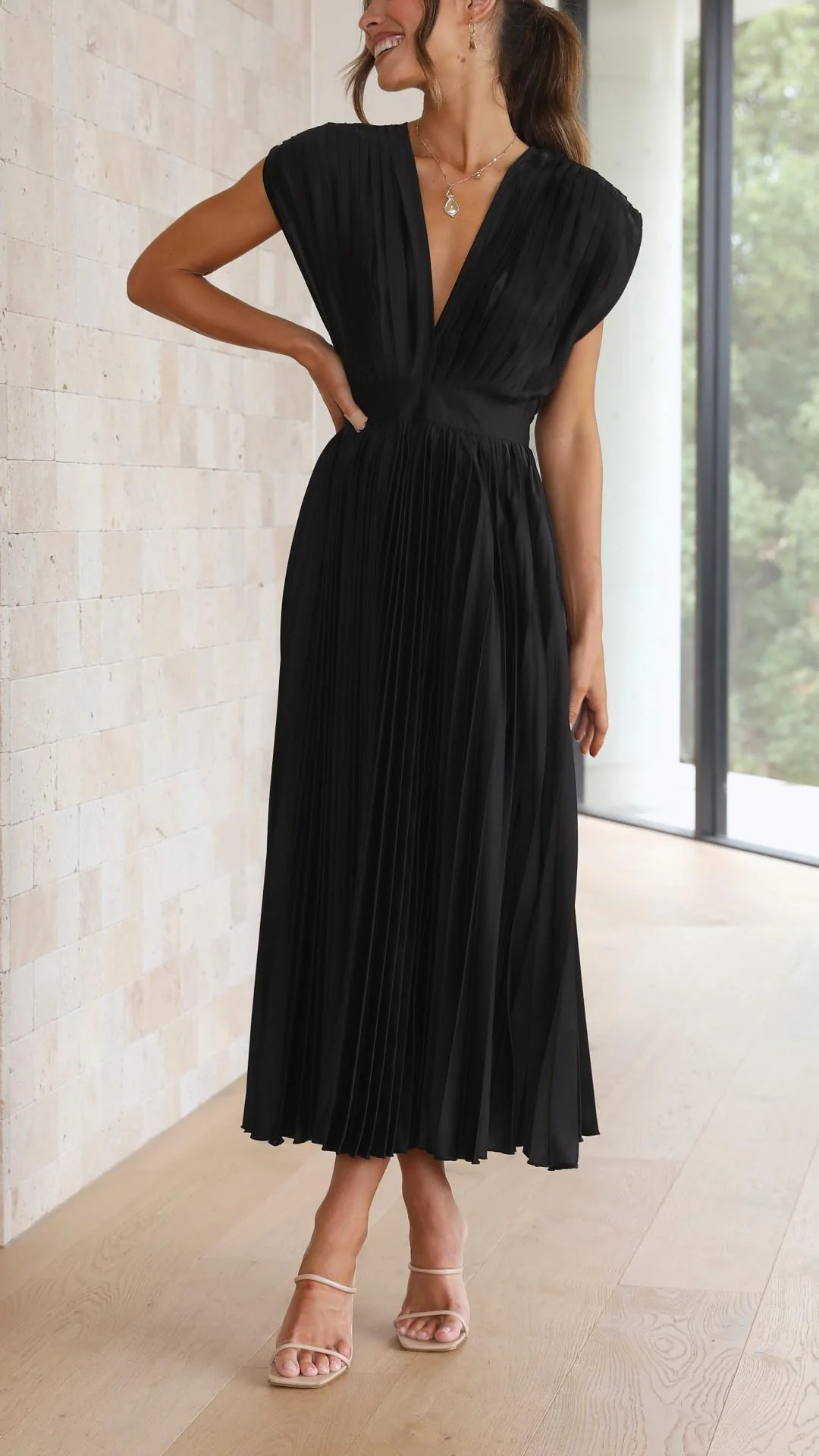 Faltiges Midikleid mit edlem Look für besondere Anlässe
