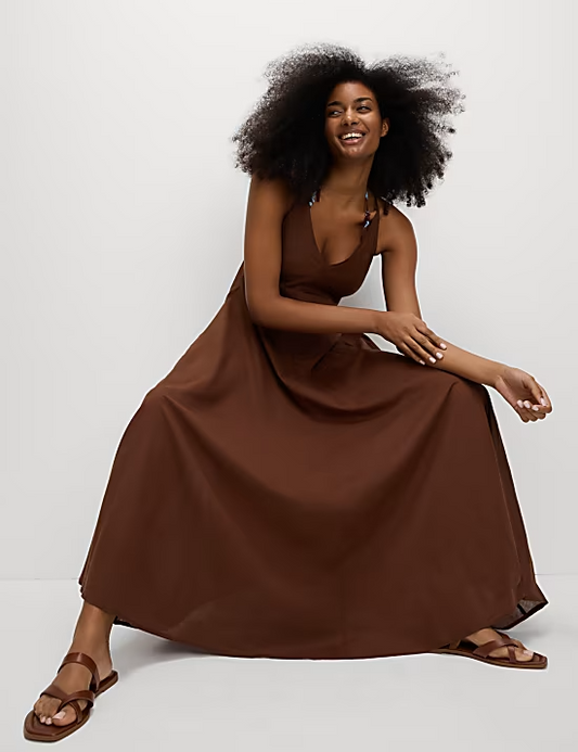 Schwingendes Maxikleid mit Halterneck und leichtem Sommerstil