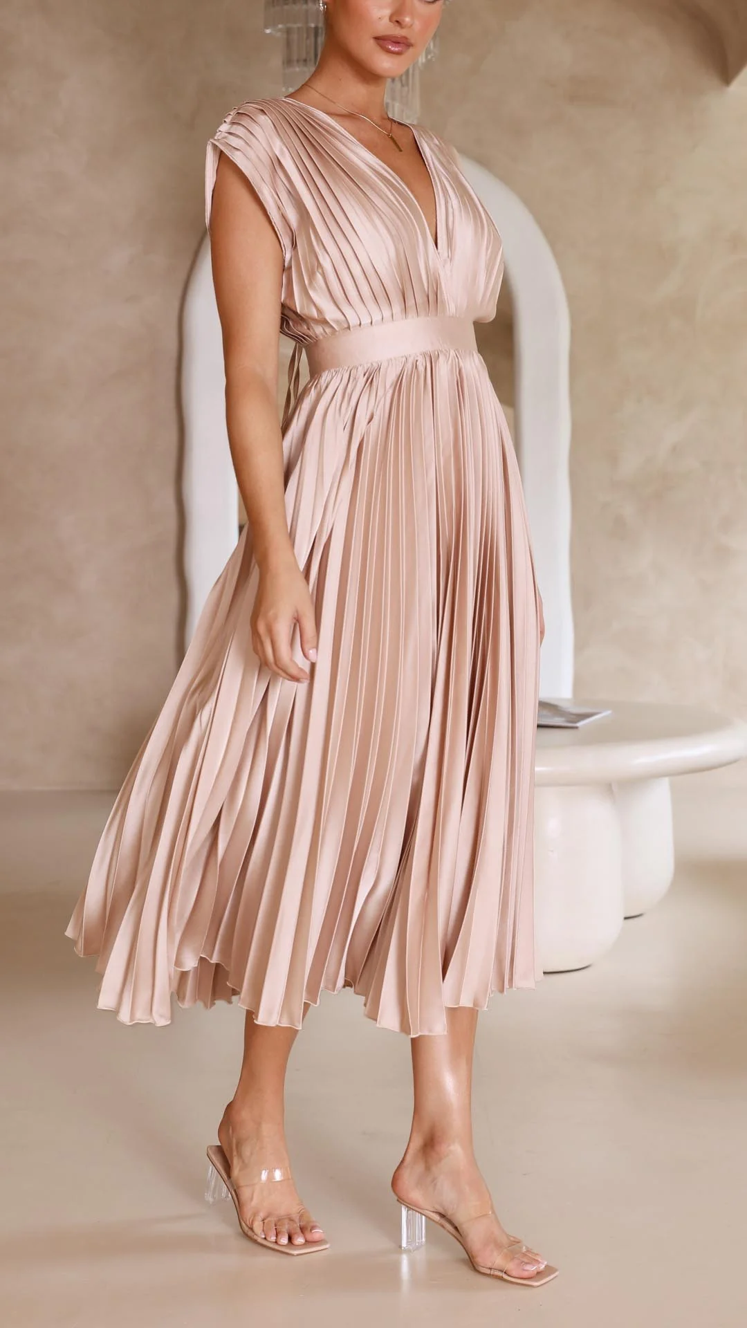 Faltiges Midikleid mit edlem Look für besondere Anlässe