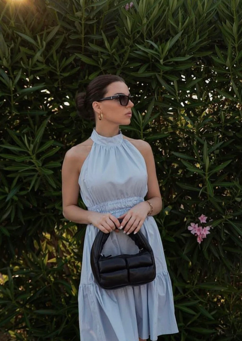 Modisches Minikleid mit Halterneck und elegantem Schnitt
