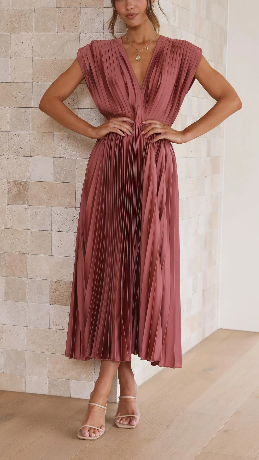 Faltiges Midikleid mit edlem Look für besondere Anlässe
