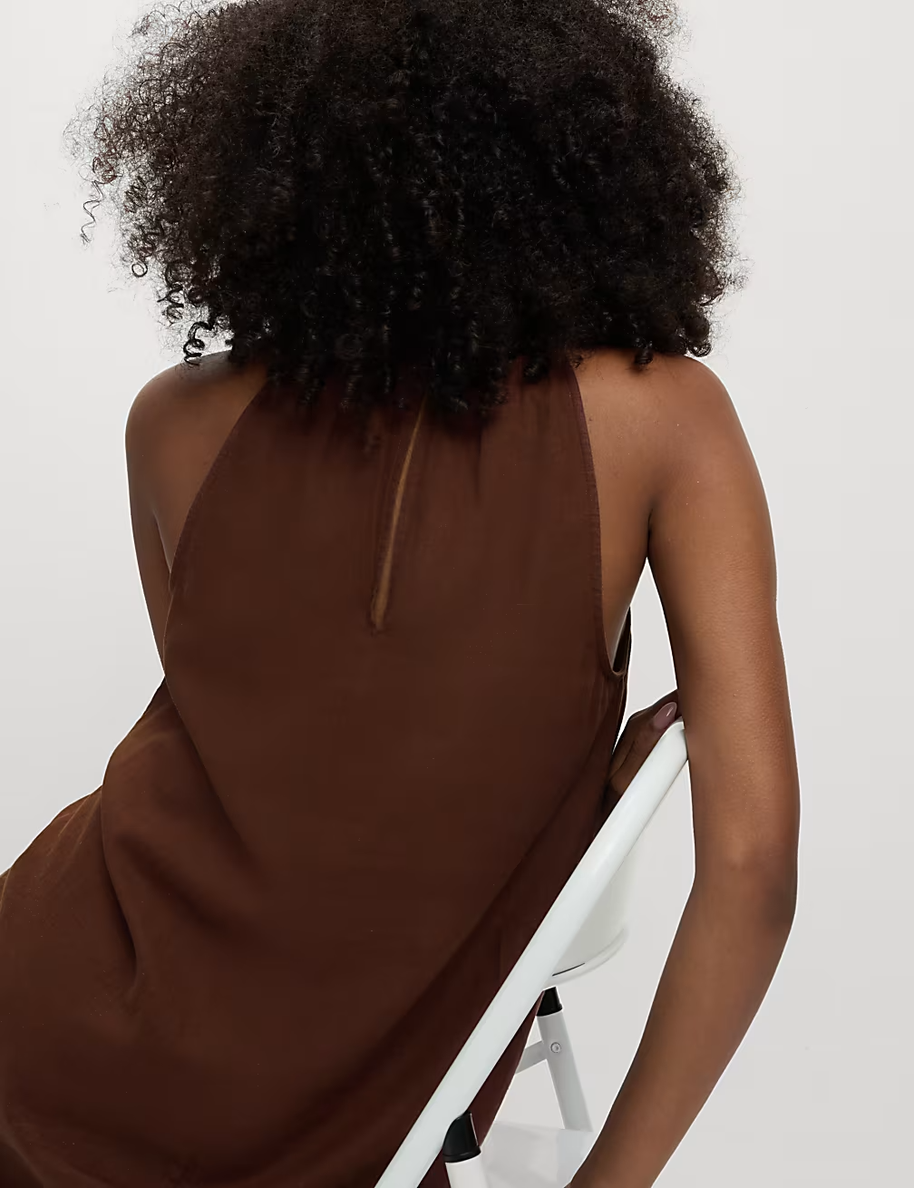 Schwingendes Maxikleid mit Halterneck und leichtem Sommerstil