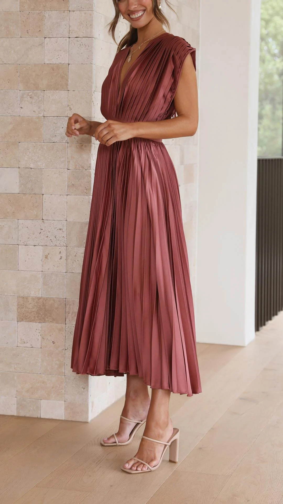 Faltiges Midikleid mit edlem Look für besondere Anlässe