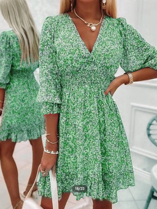 Leichtes Sommerkleid im Mini Stil mit floraler Optik und V-Ausschnitt