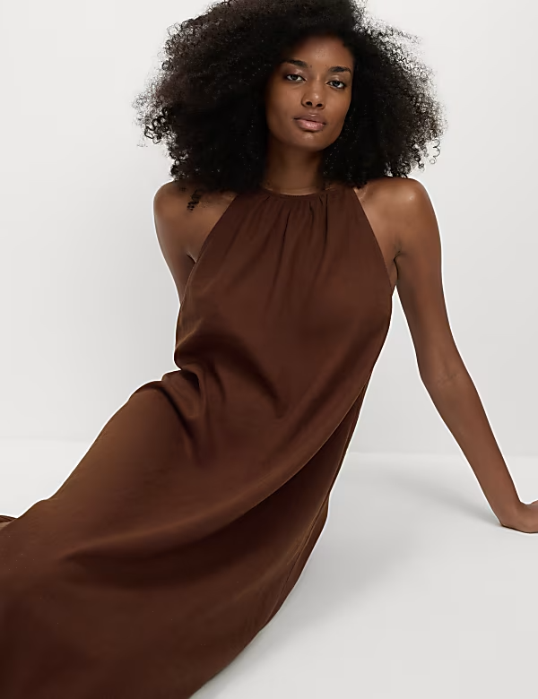 Schwingendes Maxikleid mit Halterneck und leichtem Sommerstil